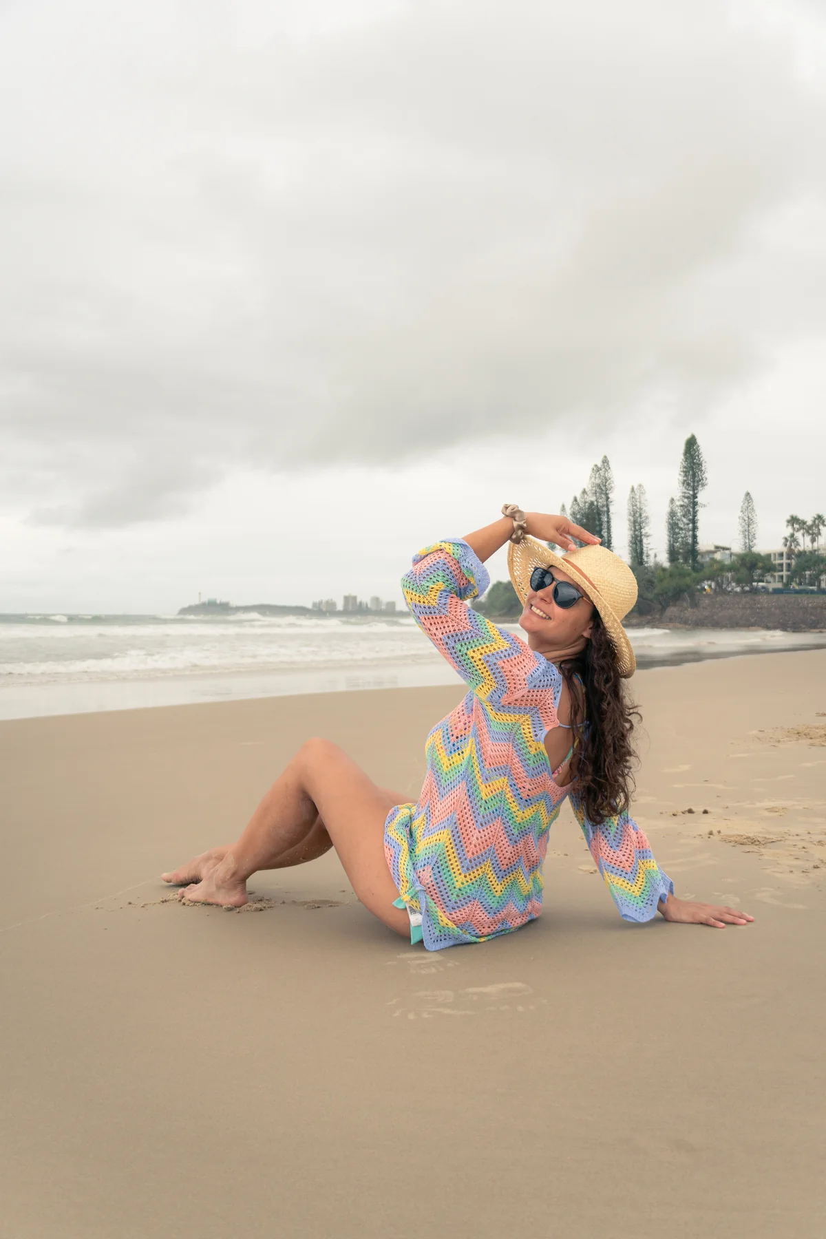 Retrato en playa con sombrero y tejido de colores