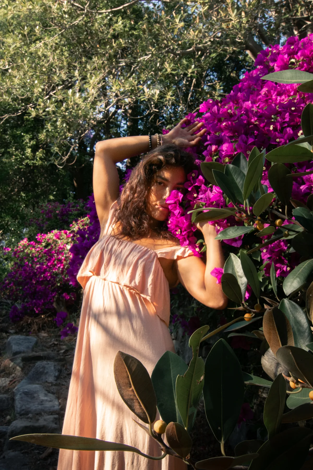 Retrato entre flores buganvilla en una sesión editorial