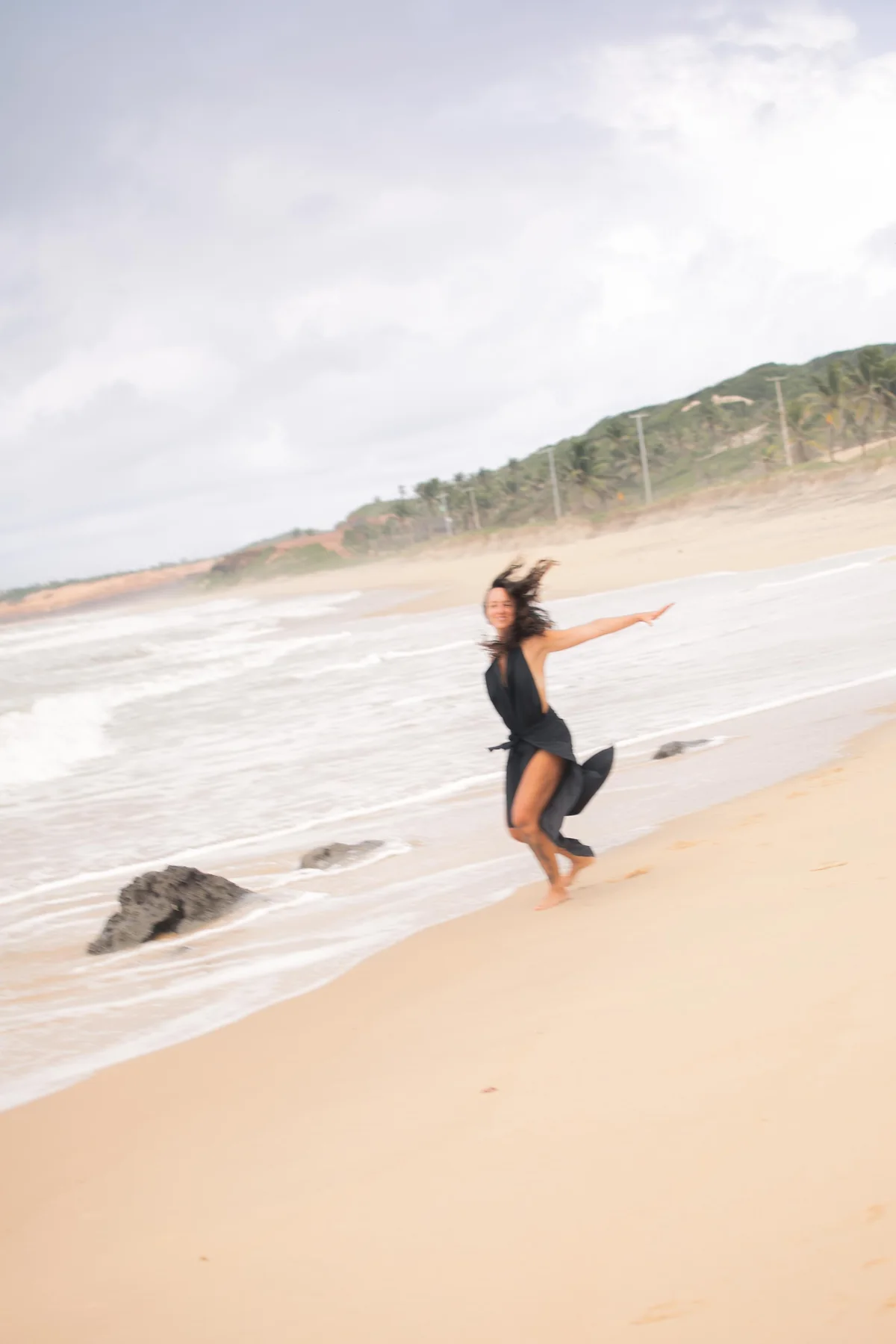 Mujer corriendo junto al mar en una sesión de movimiento
